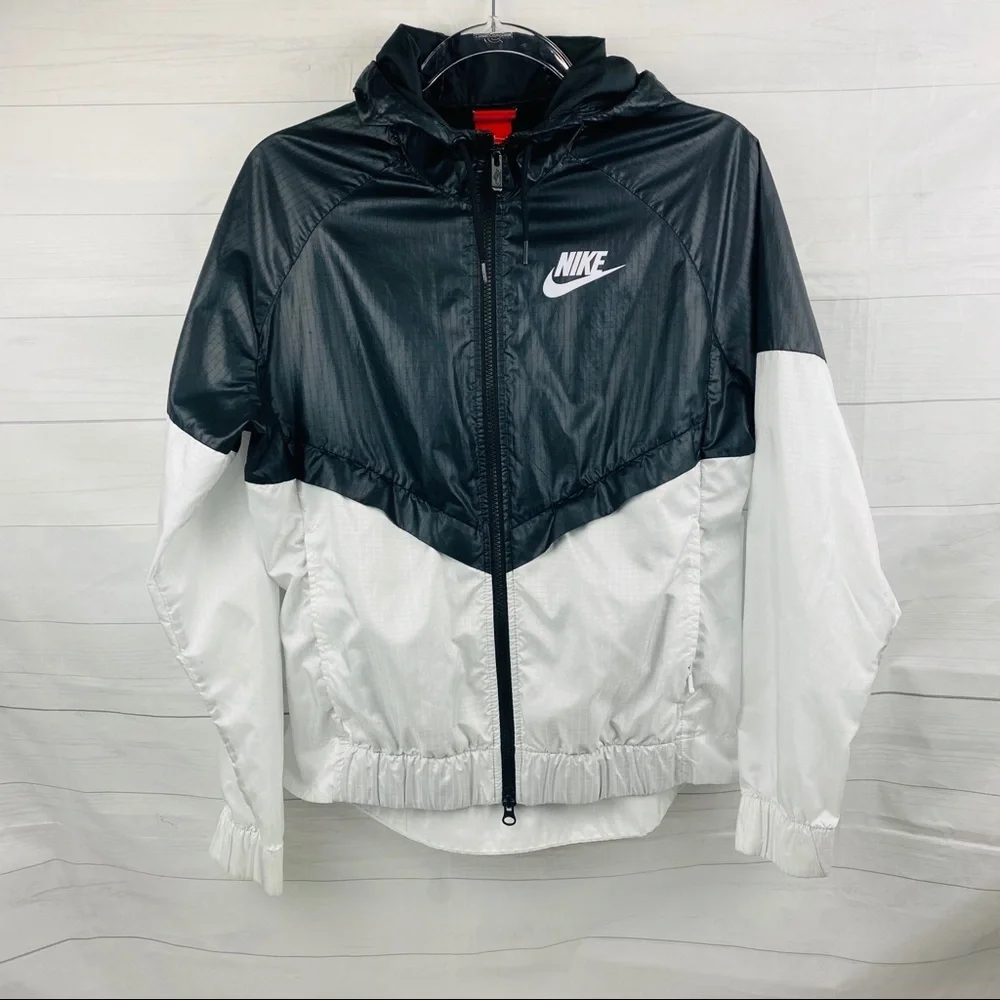 Nike | Women’s light Weight Windbreaker - Picture 1 of 7